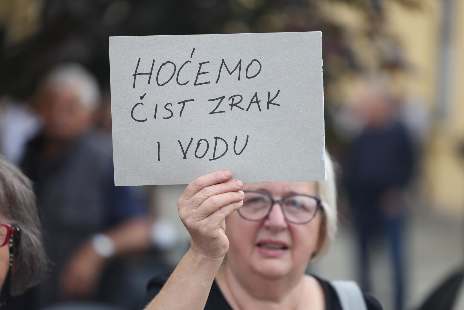 FOTO Građani u Našicama prosvjedovali zbog otpada iz Gospića. "Stop trovanju"