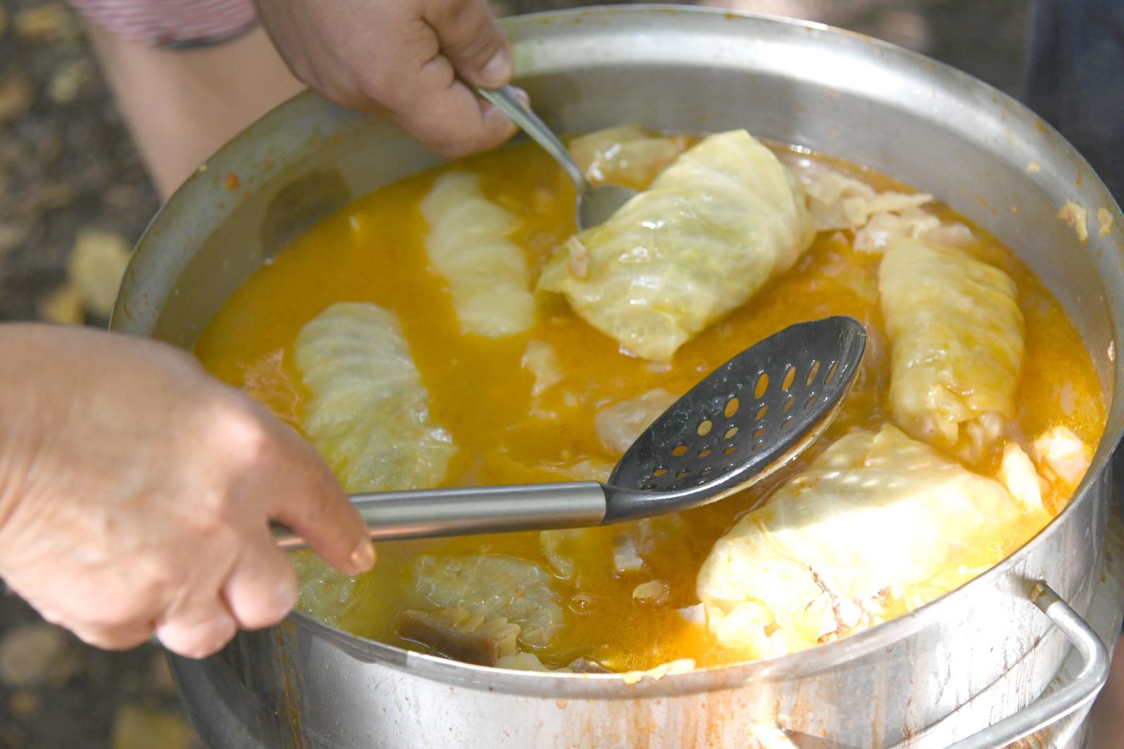 FOTO Na jezeru u Garešnici kuhala se sarma, na kraju su je svi mogli probati