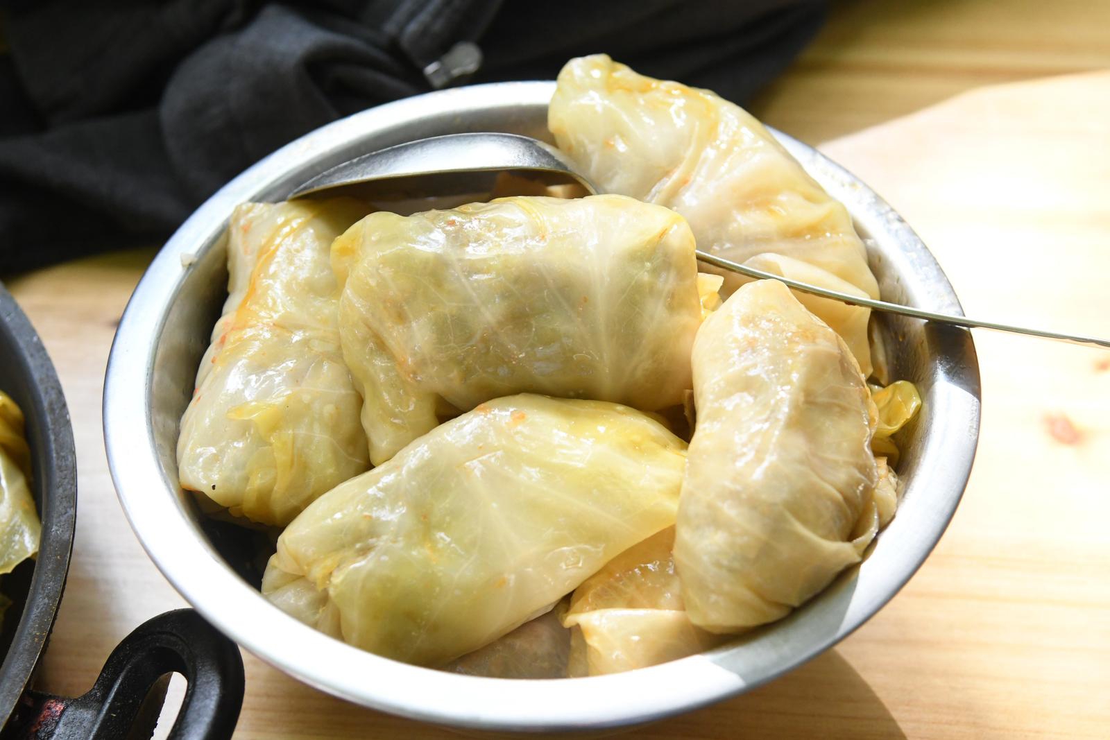 FOTO Na jezeru u Garešnici kuhala se sarma, na kraju su je svi mogli probati