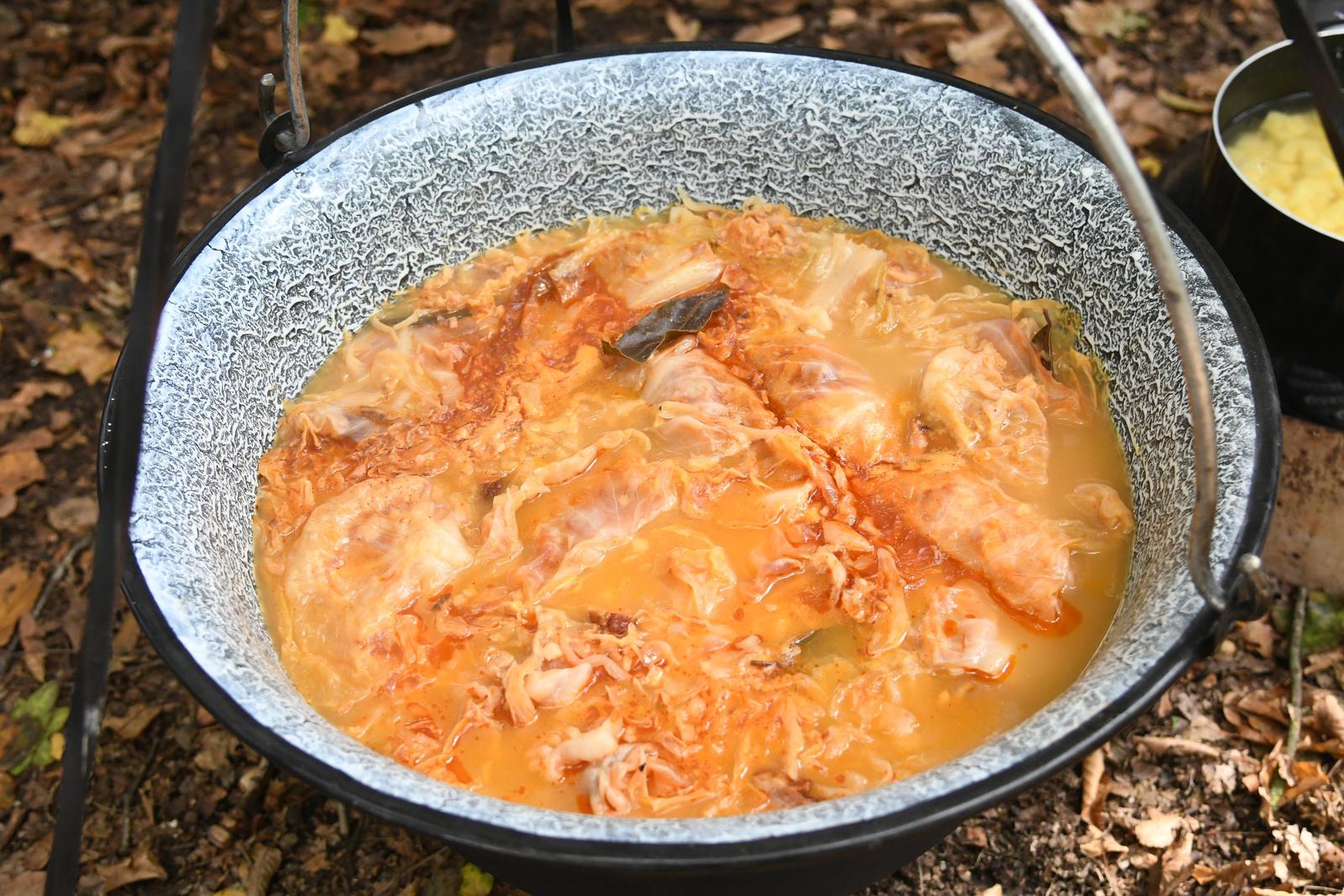 FOTO Na jezeru u Garešnici kuhala se sarma, na kraju su je svi mogli probati