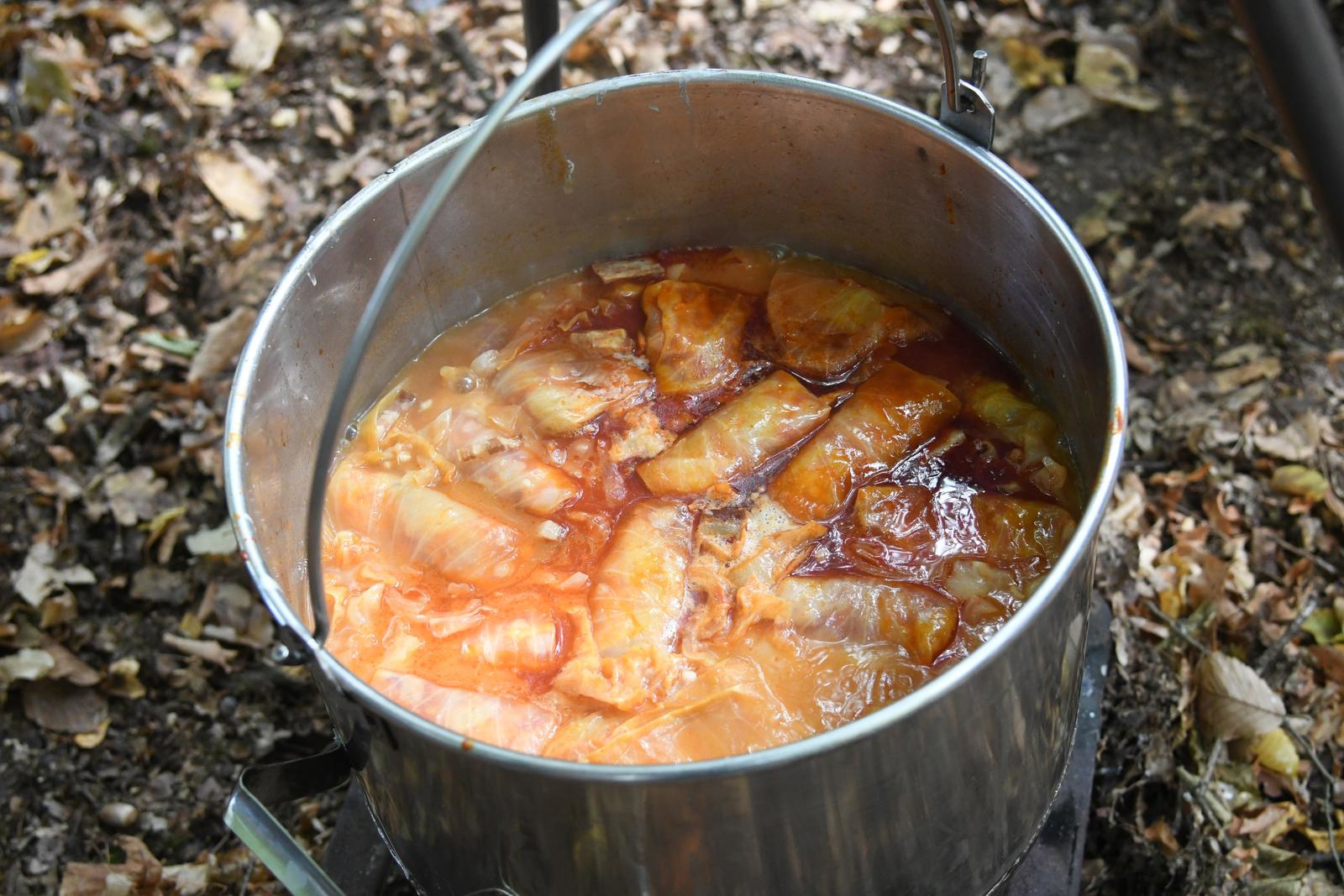 FOTO Na jezeru u Garešnici kuhala se sarma, na kraju su je svi mogli probati