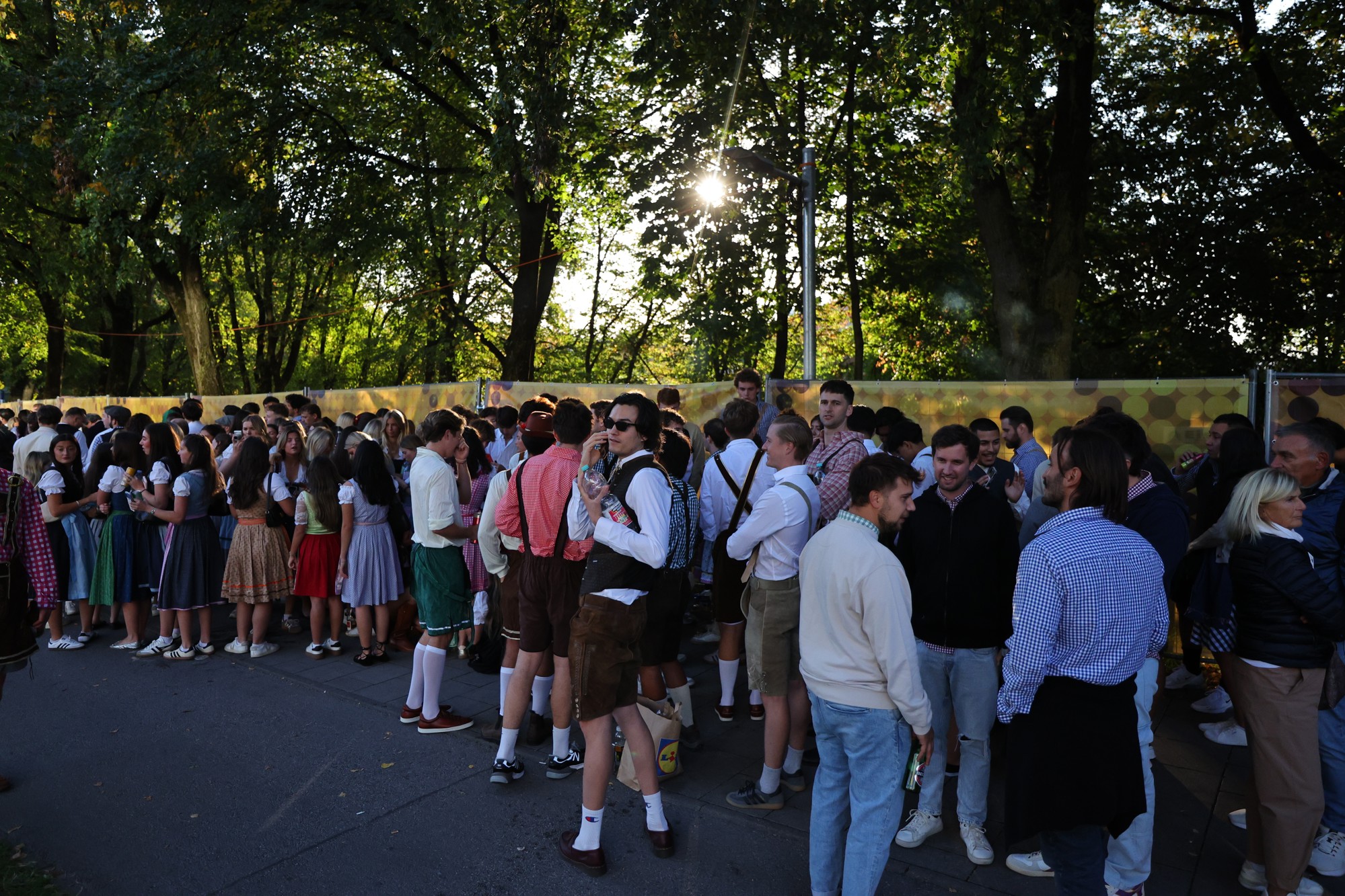 Počeo Oktoberfest, Nijemci o cijenama: "Za jedan dan računajte više od 200 €"