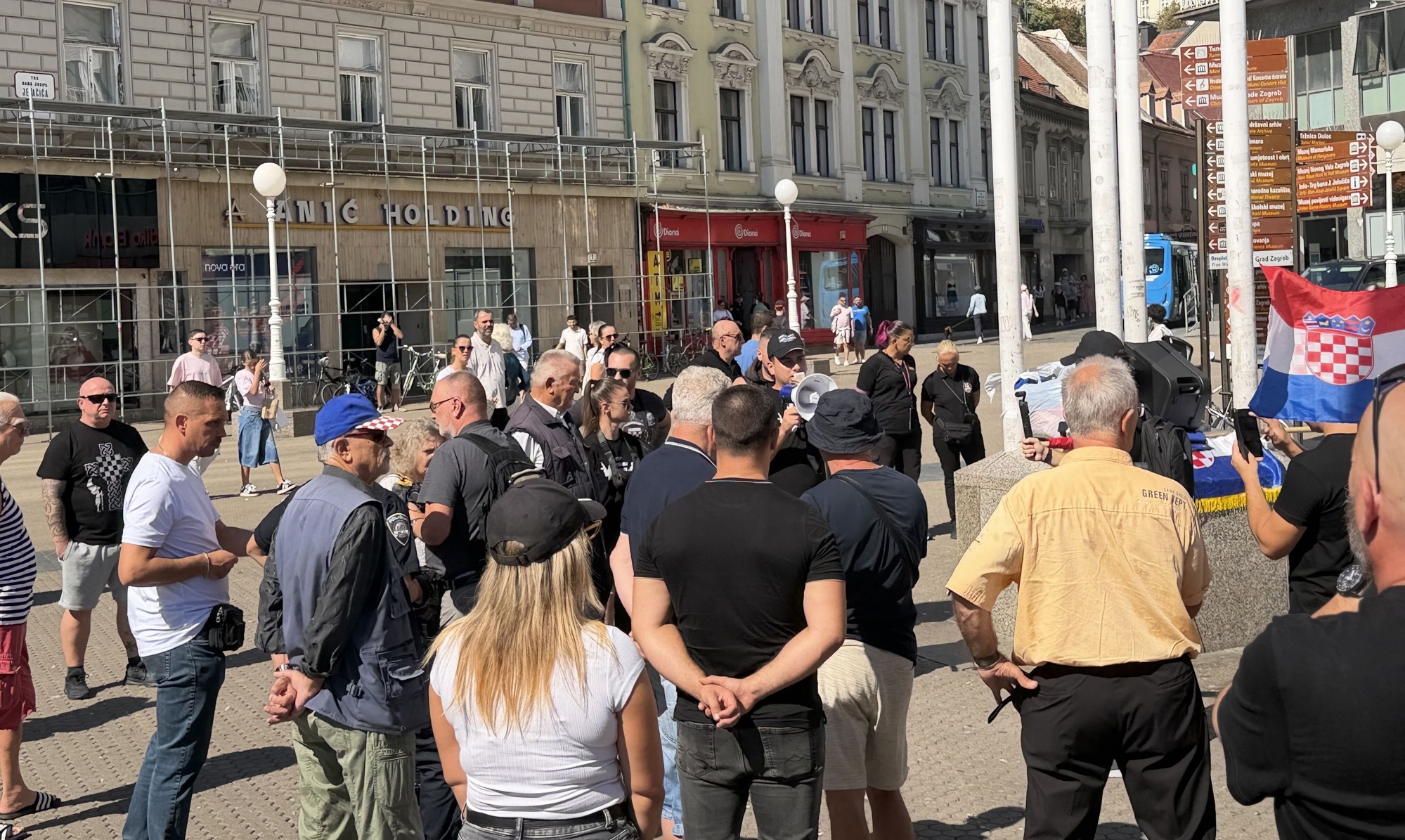 U Zagrebu prosvjed protiv "zamjene stanovništa", organizator napao Tomaševića