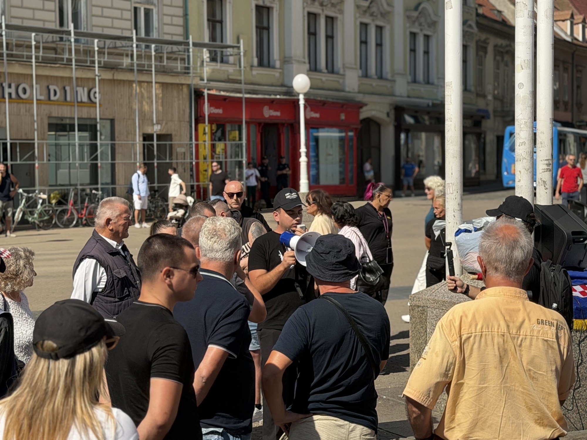 U Zagrebu prosvjed protiv "zamjene stanovništa", organizator napao Tomaševića