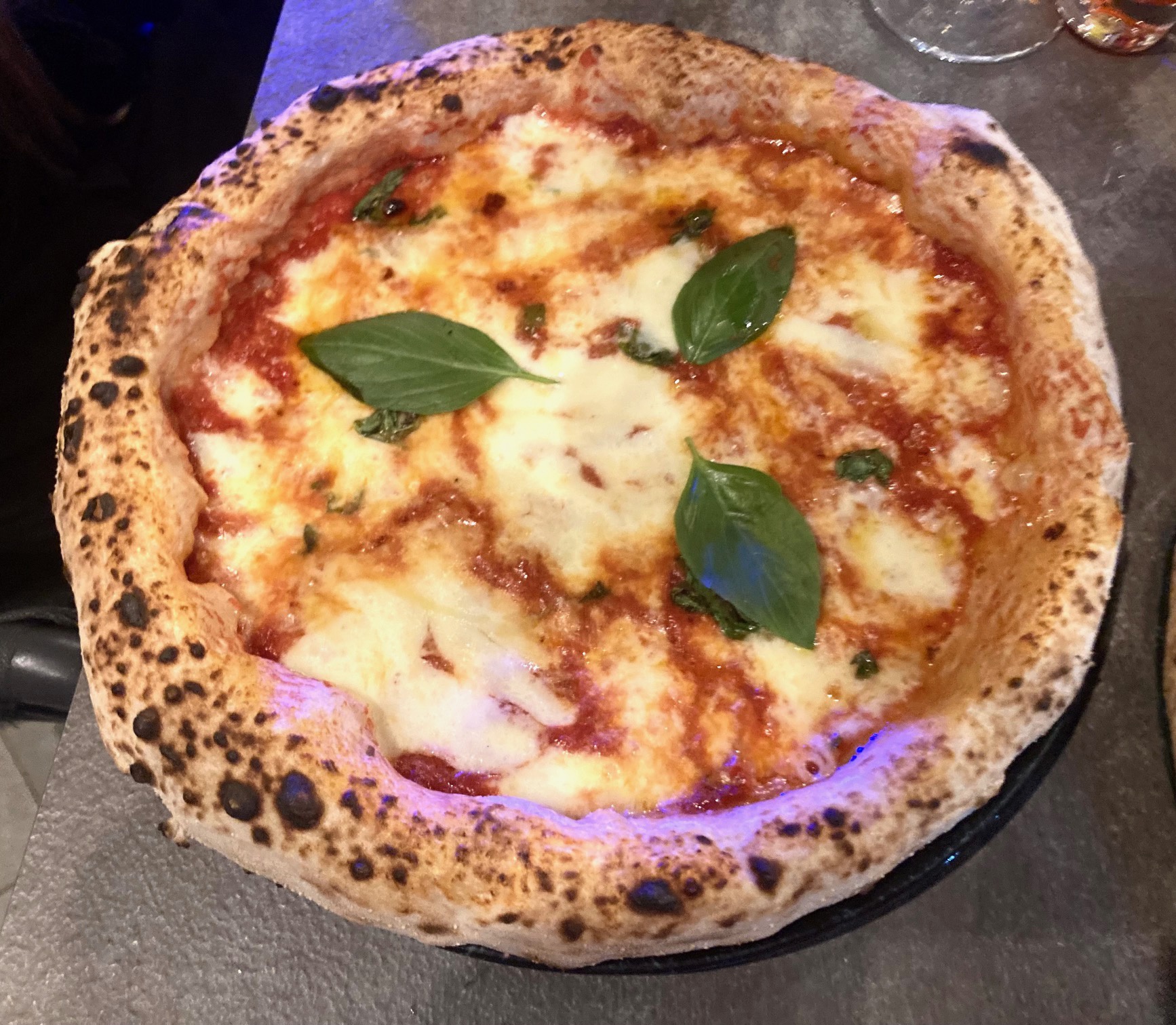 Lovac je bio na proslavi rođendana jedne pizzerije (naravno, ponio je i poklon)