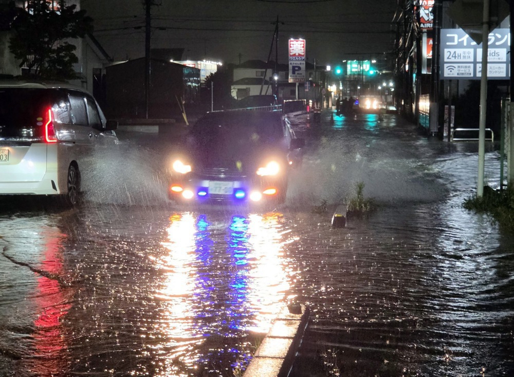 FOTO Dvoje mrtvih nakon tajfuna u Japanu. Spasioci tragaju za nestalima