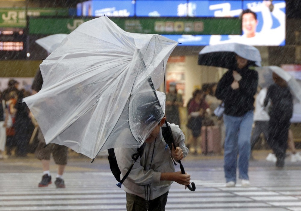 FOTO Dvoje mrtvih nakon tajfuna u Japanu. Spasioci tragaju za nestalima
