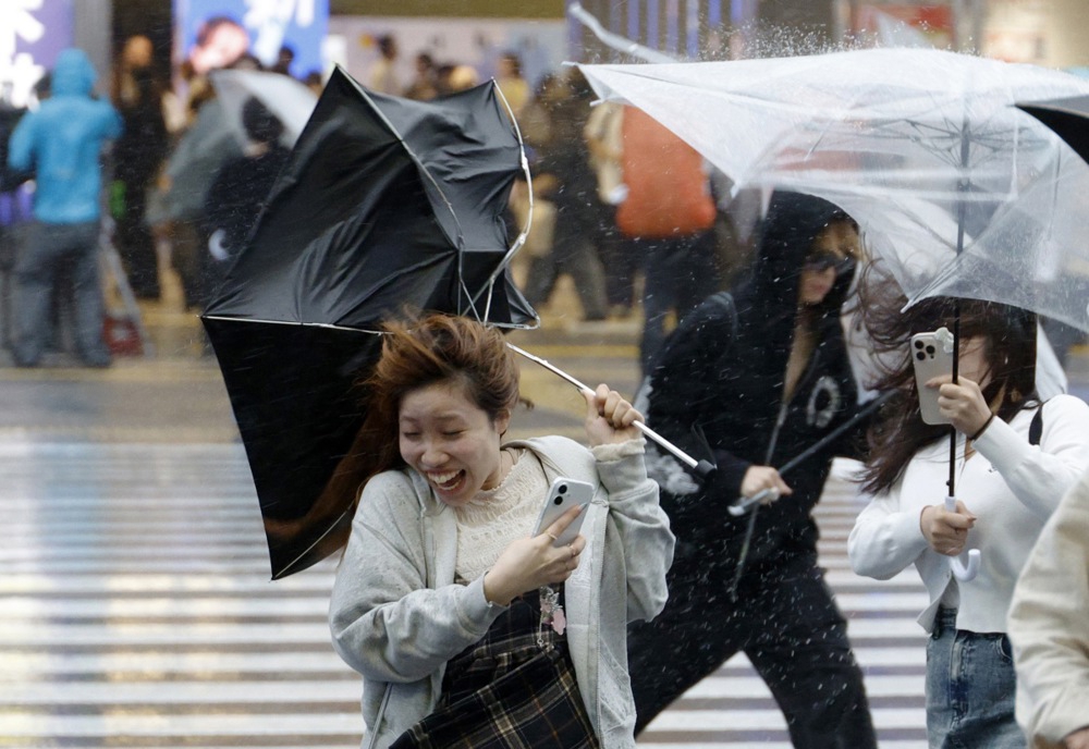 FOTO Dvoje mrtvih nakon tajfuna u Japanu. Spasioci tragaju za nestalima