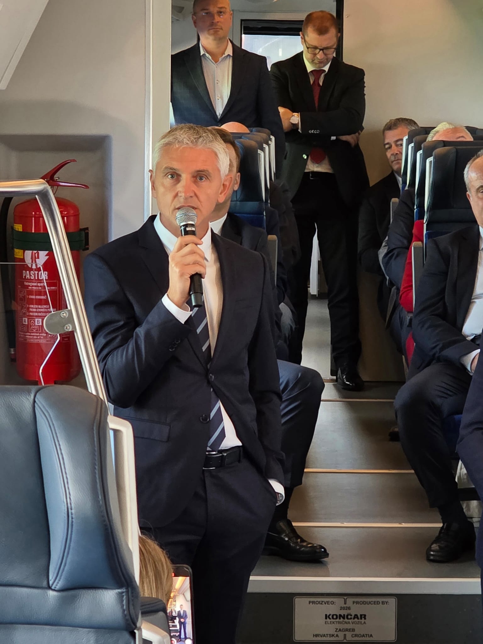 FOTO Končar predstavio novi hrvatski vlak, vozi i na struju i na dizel