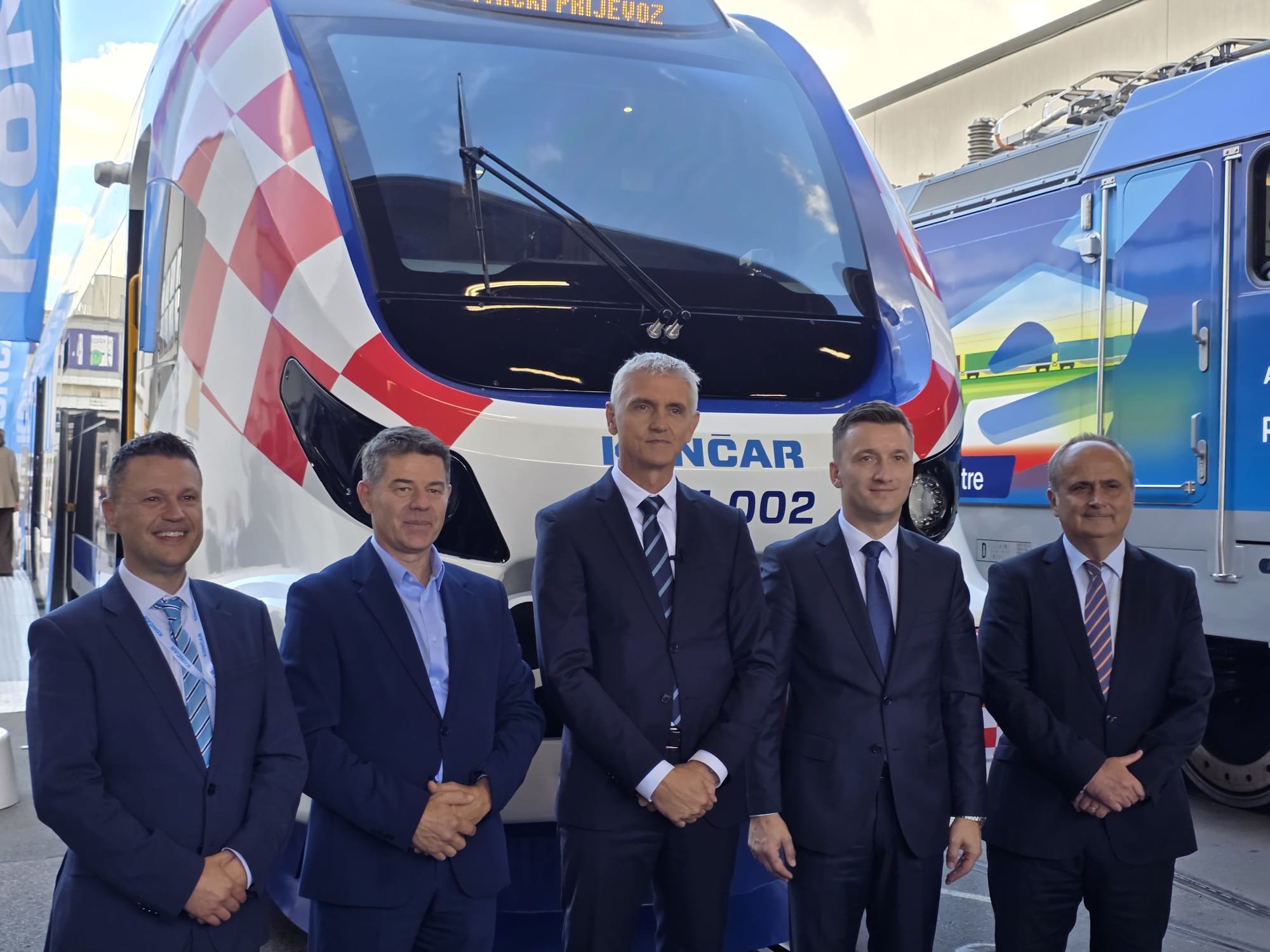 FOTO Končar predstavio novi hrvatski vlak, vozi i na struju i na dizel