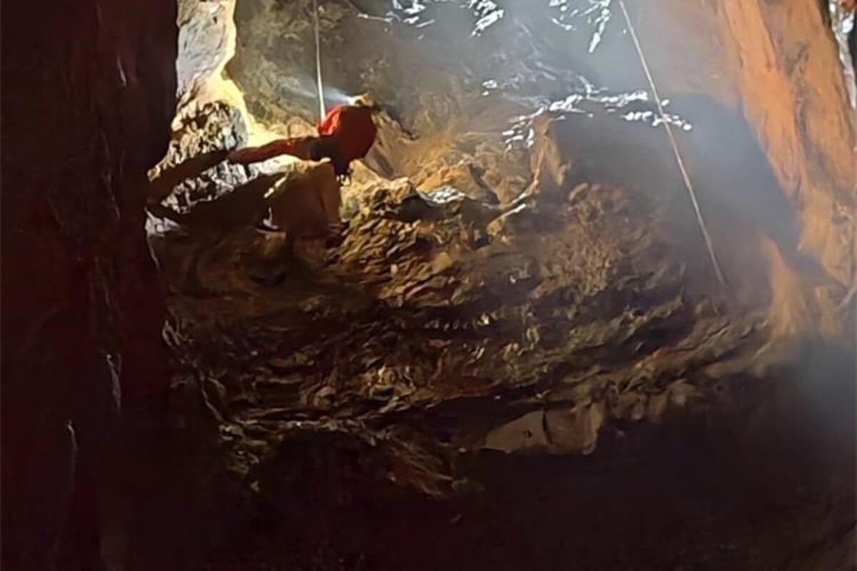 VIDEO Na Braču iz jame duboke 200 metara izvlačili bombe iz Drugog svjetskog rata