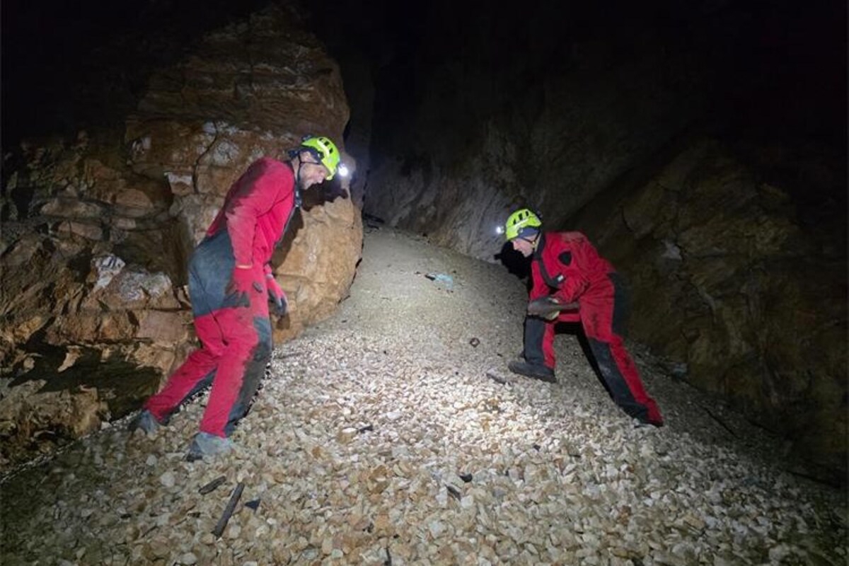 VIDEO Na Braču iz jame duboke 200 metara izvlačili bombe iz Drugog svjetskog rata
