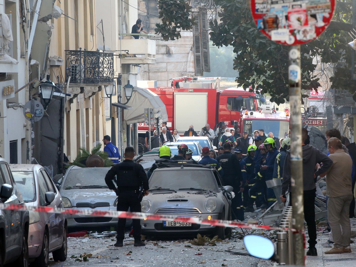 Zgrada u Ateni srušila se u nekoliko sekundi. Poginulo šestero ljudi