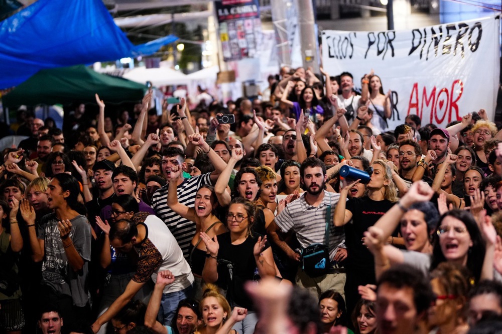 30.000 prosvjednika marširalo ulicama Madrida. Stotine šatora postavljene na trgu