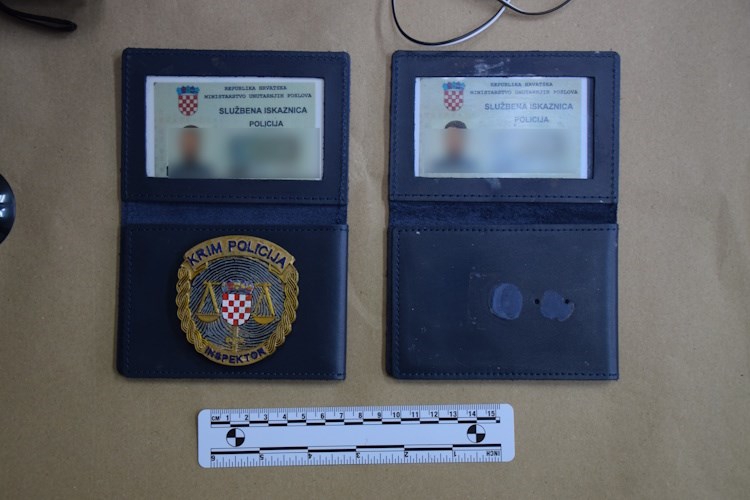 FOTO Glumio policajca po Zagrebu. Imao je lažne značke, rotirke i policijsku odjeću