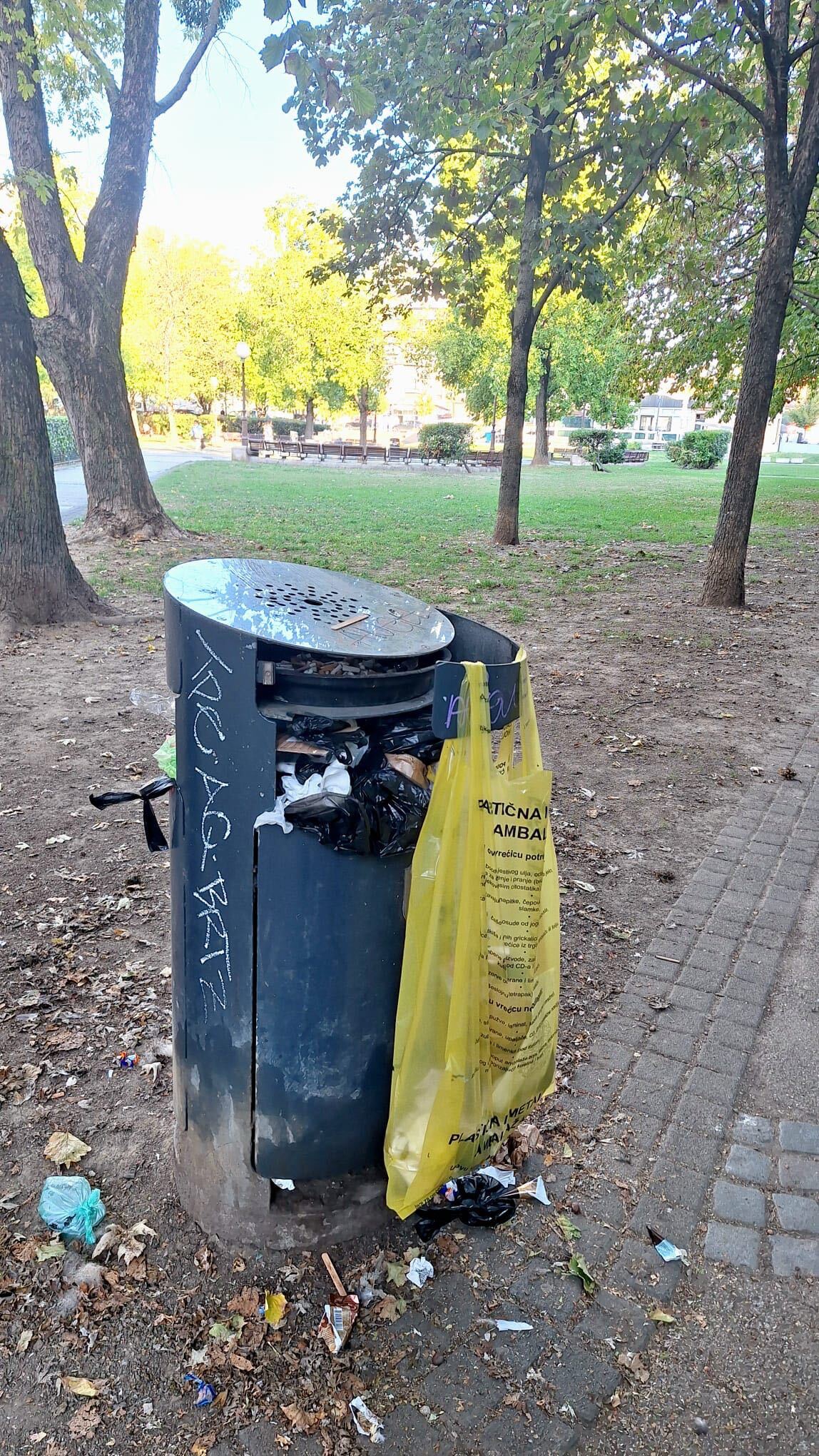 FOTO Smeće se gomila u zagrebačkom parku. Građani smislili privremeno rješenje