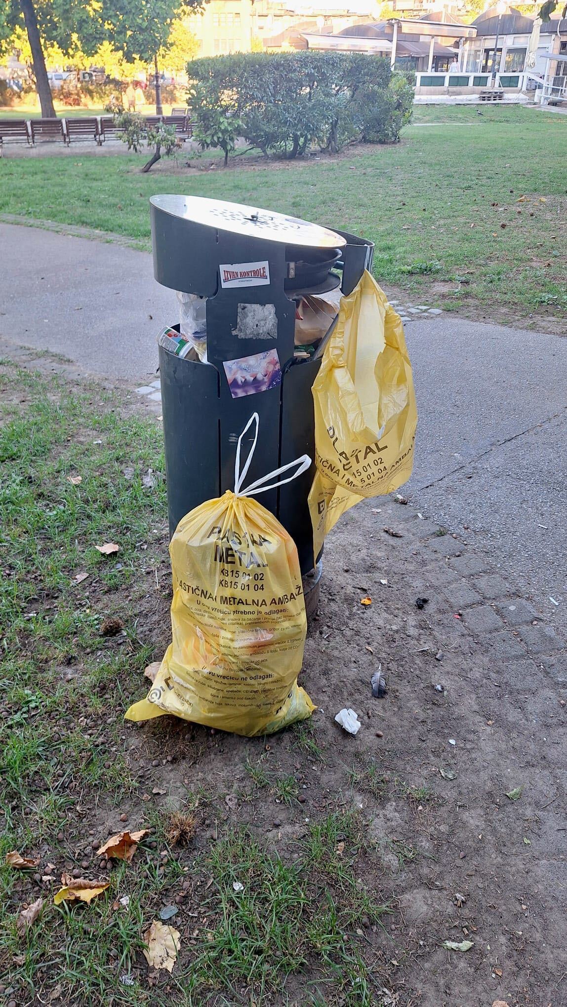 FOTO Smeće se gomila u zagrebačkom parku. Građani smislili privremeno rješenje