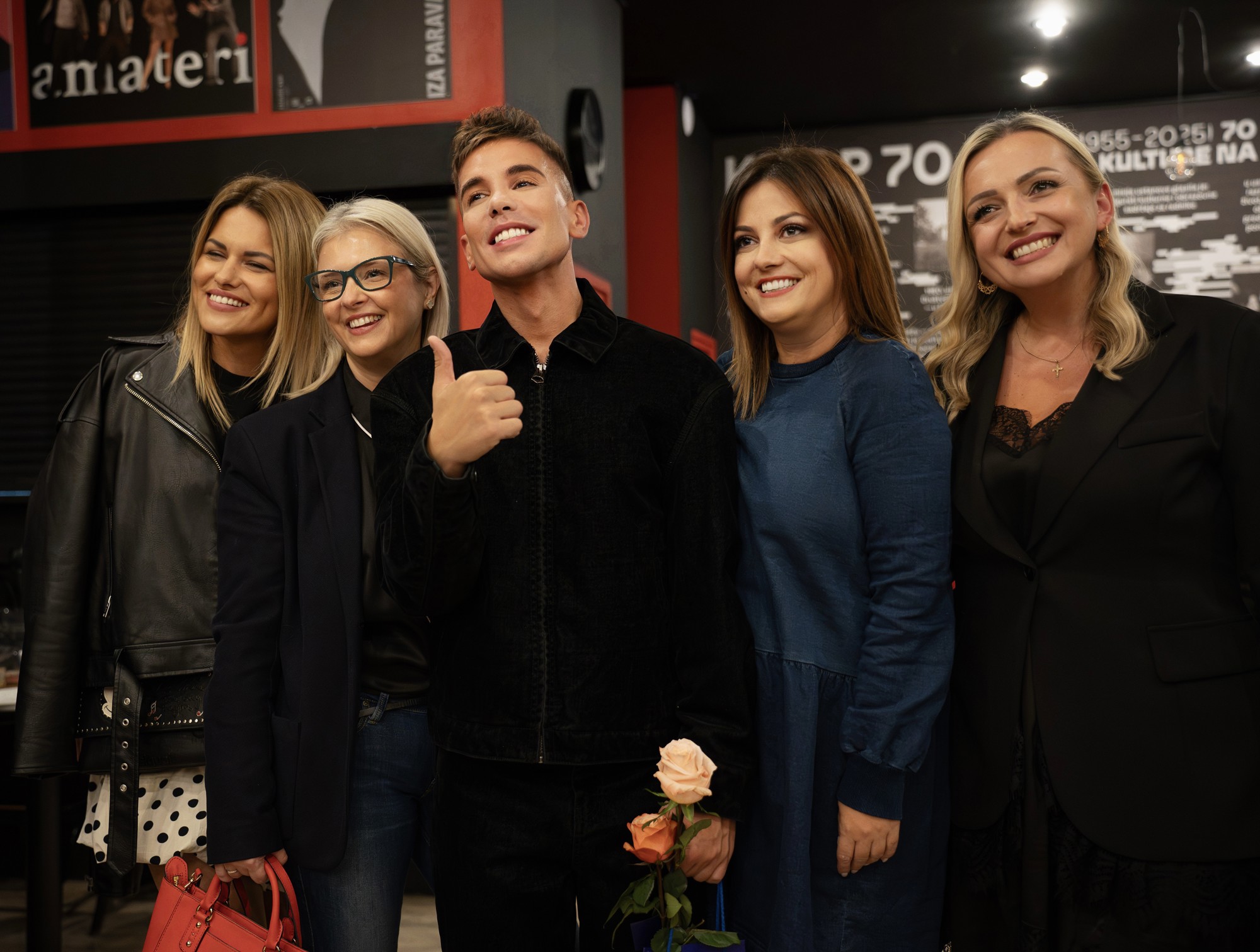 Gomila poznatih lica pojavila se na predstavi "Sve je to u vašoj glavi"