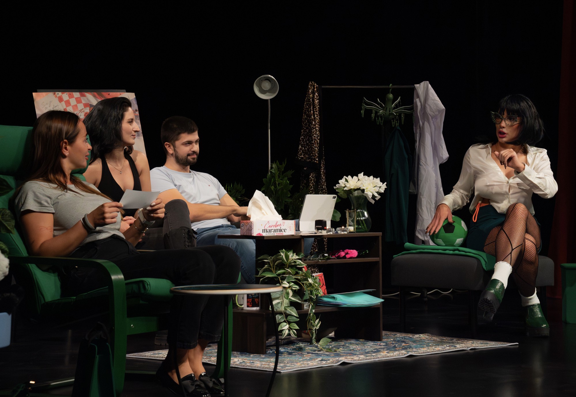 Gomila poznatih lica pojavila se na predstavi "Sve je to u vašoj glavi"