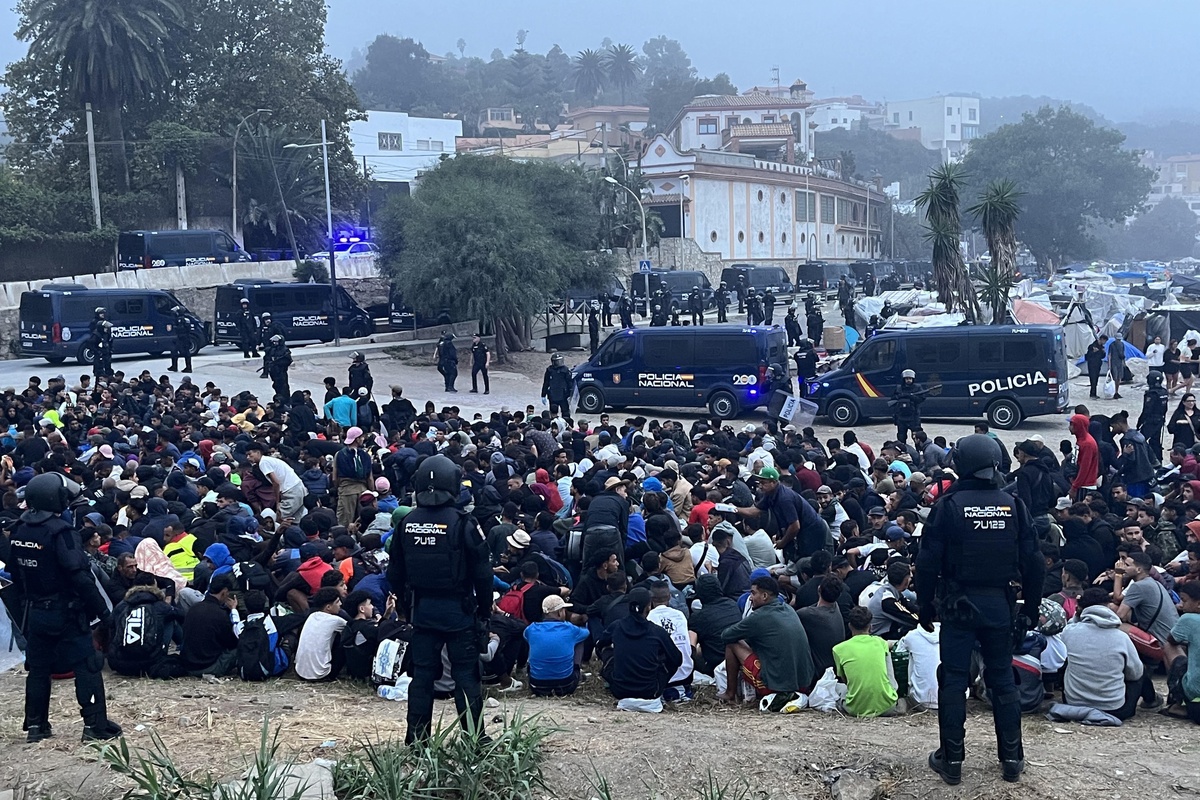 FOTO Policija uklonila migrantski kamp na plaži u Španjolskoj. Premješteno 3000 ljudi