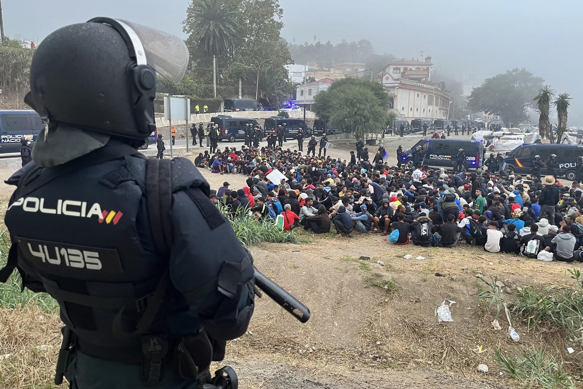 FOTO Policija uklonila migrantski kamp na plaži u Španjolskoj. Premješteno 3000 ljudi