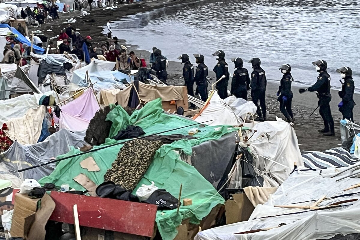 FOTO Policija uklonila migrantski kamp na plaži u Španjolskoj. Premješteno 3000 ljudi