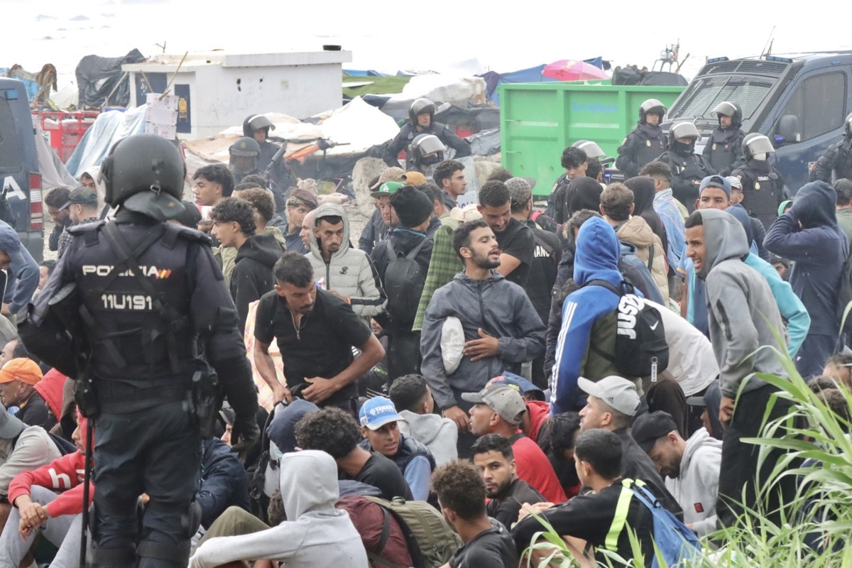 FOTO Policija uklonila migrantski kamp na plaži u Španjolskoj. Premješteno 3000 ljudi