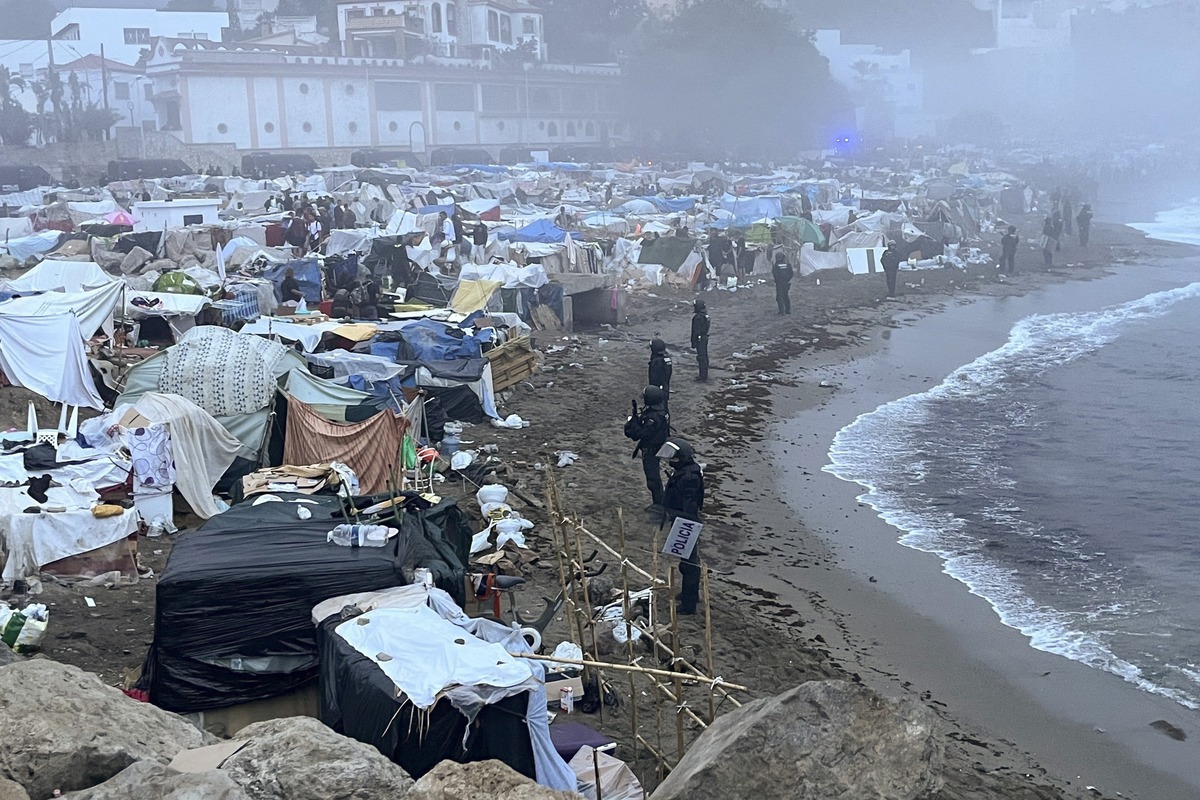 FOTO Policija uklonila migrantski kamp na plaži u Španjolskoj. Premješteno 3000 ljudi