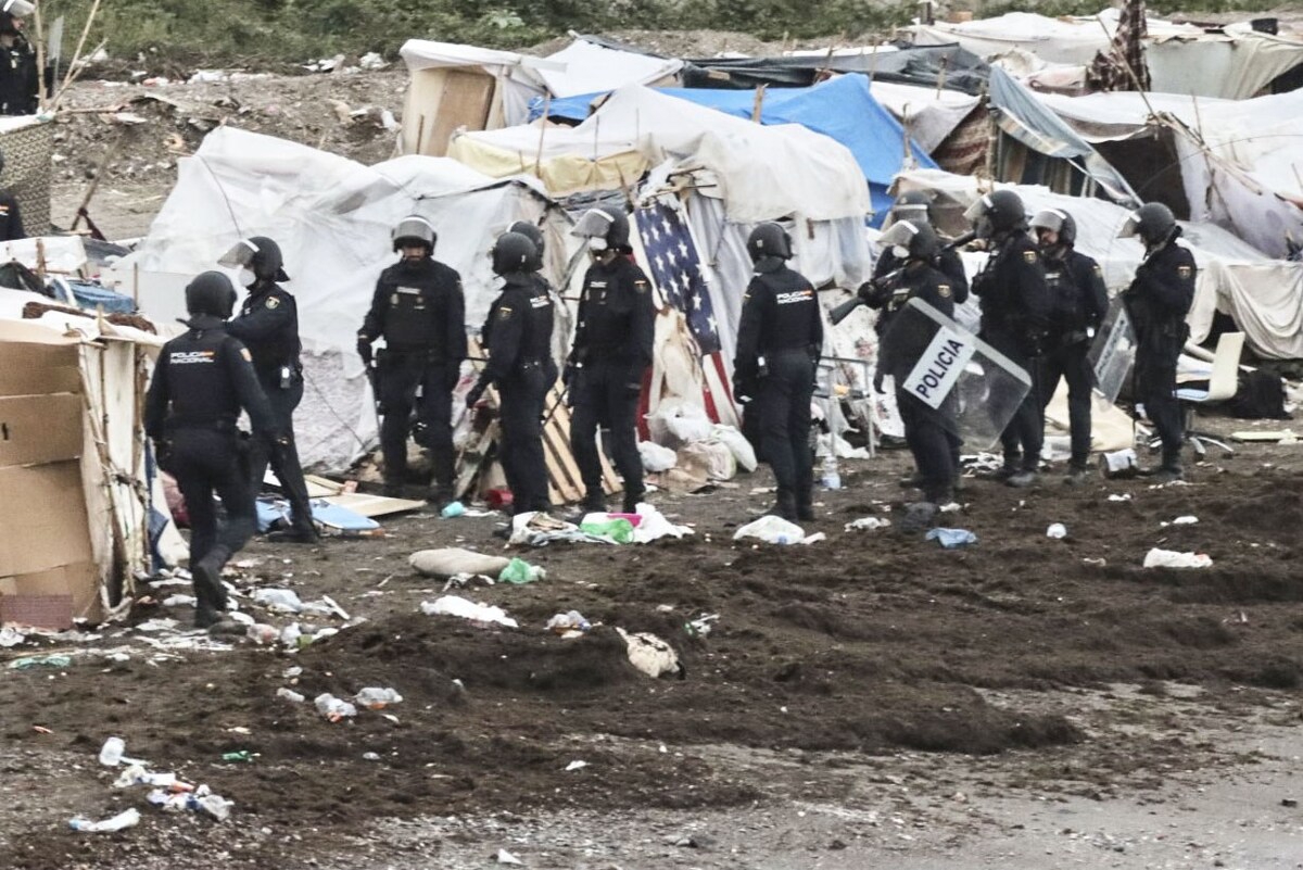 FOTO Policija uklonila migrantski kamp na plaži u Španjolskoj. Premješteno 3000 ljudi