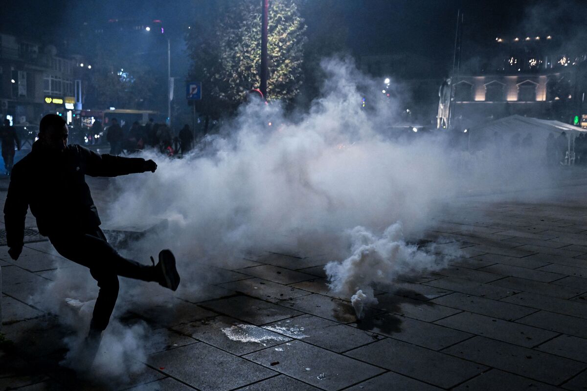 FOTO I VIDEO Neredi u Prištini. Blokirali izlaze iz parlamenta, bacali petarde