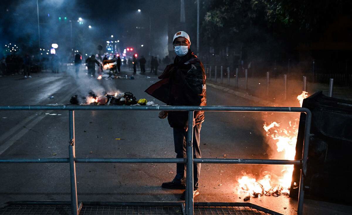 FOTO I VIDEO Neredi u Prištini. Blokirali izlaze iz parlamenta, bacali petarde