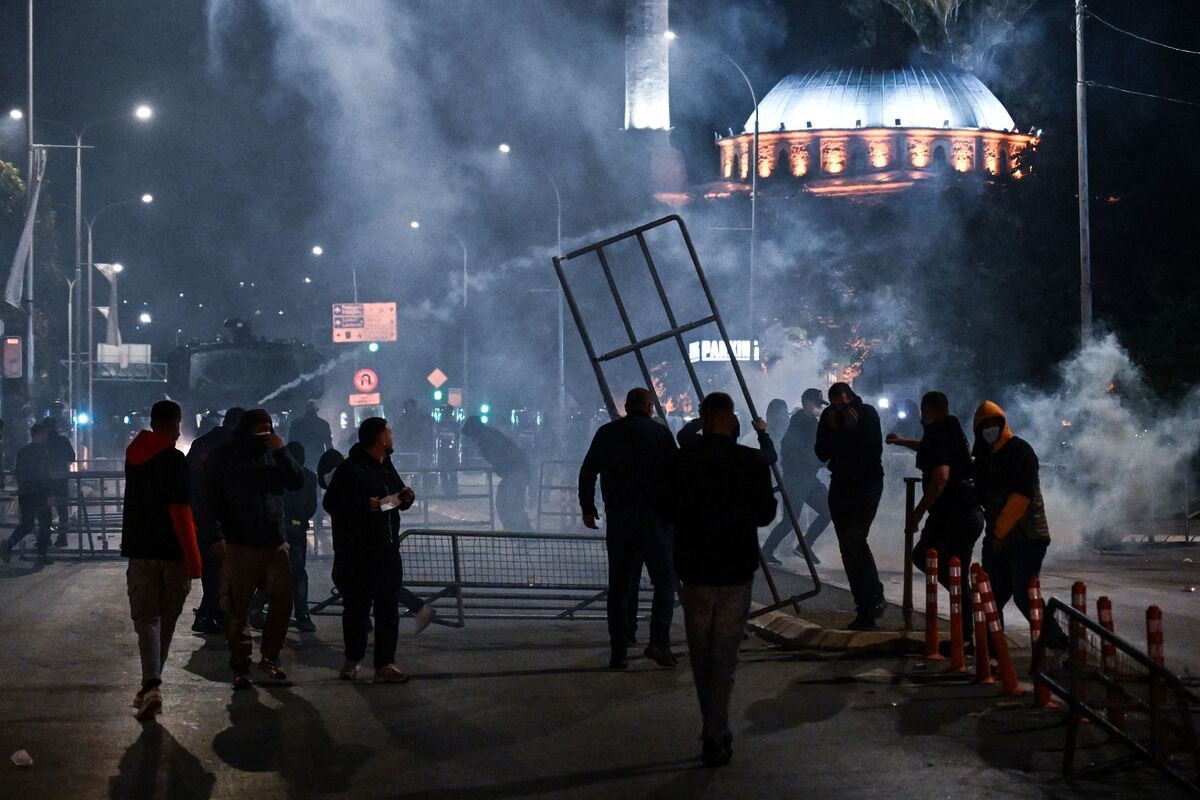 FOTO I VIDEO Neredi u Prištini. Blokirali izlaze iz parlamenta, bacali petarde