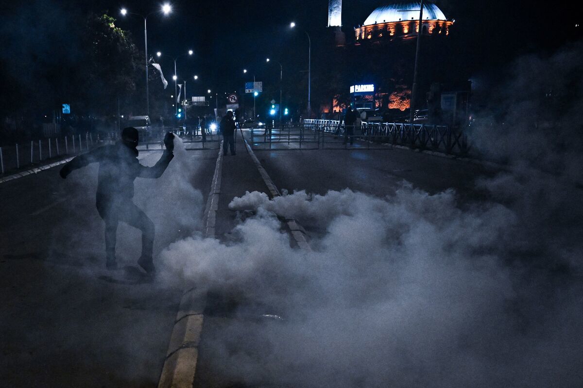 FOTO I VIDEO Neredi u Prištini. Blokirali izlaze iz parlamenta, bacali petarde