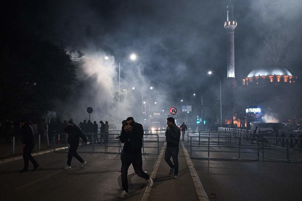 FOTO I VIDEO Neredi u Prištini. Blokirali izlaze iz parlamenta, bacali petarde