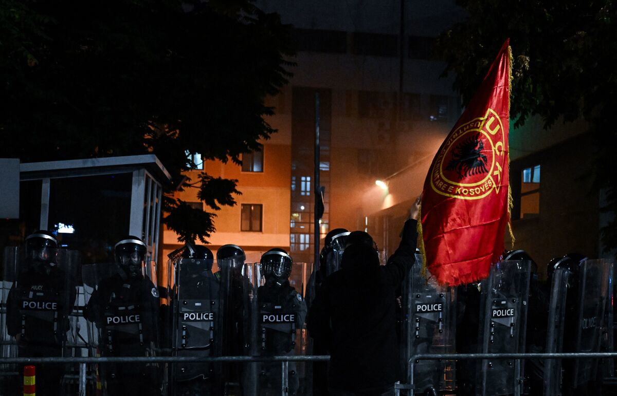 FOTO I VIDEO Neredi u Prištini. Blokirali izlaze iz parlamenta, bacali petarde