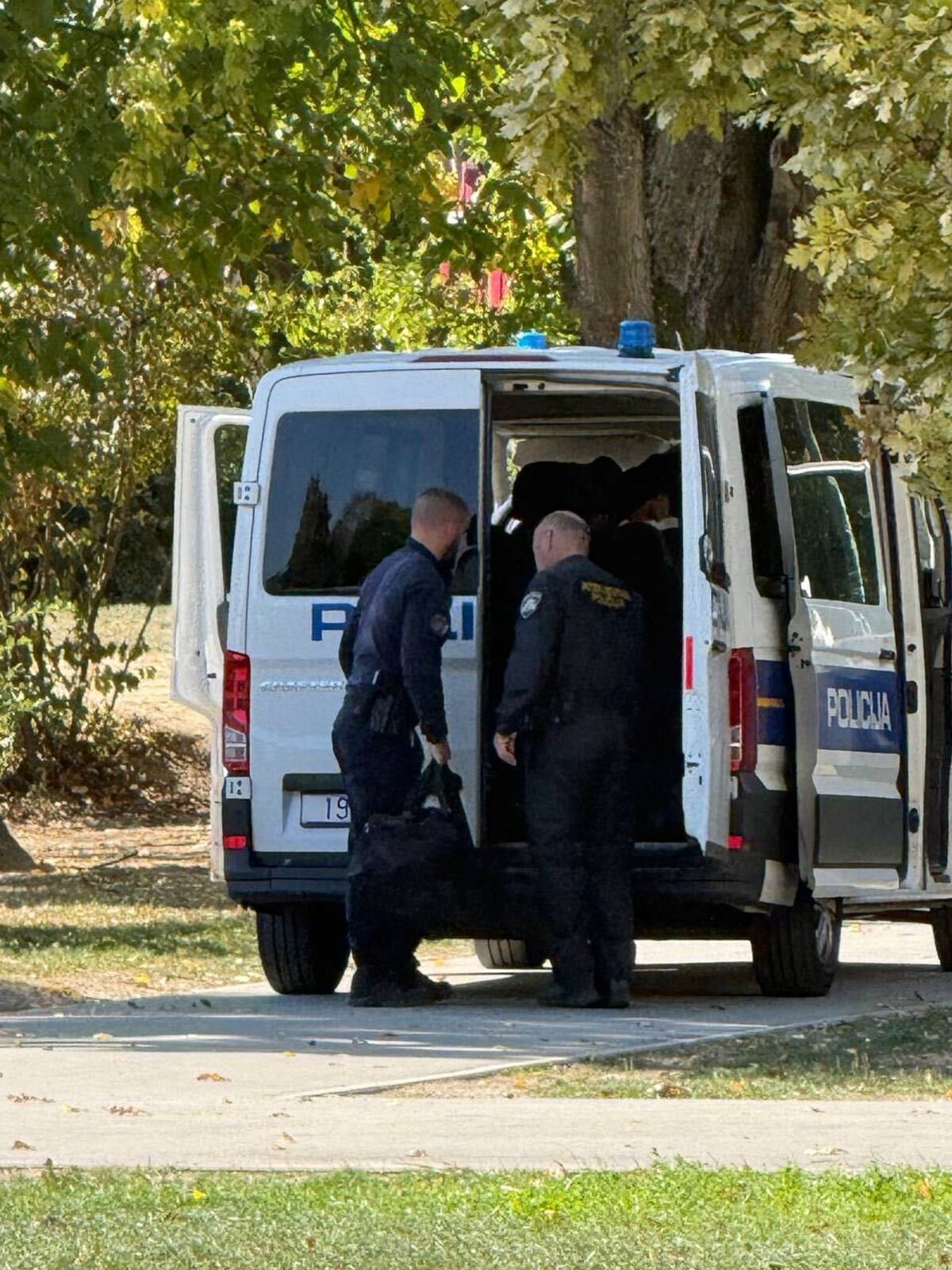 FOTO Dojava o bombi u školi u Zagrebu, evakuirani učenici. Sve pregledano, nema bombe