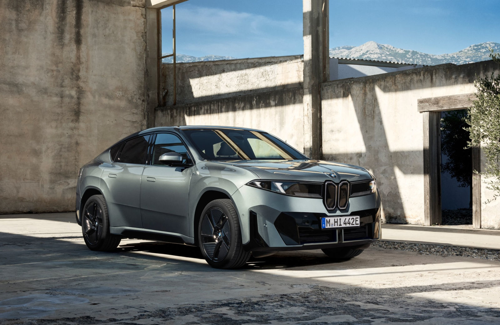 BMW predstavio iX4: električni SUV-kupe iz serije "Neue Klasse"