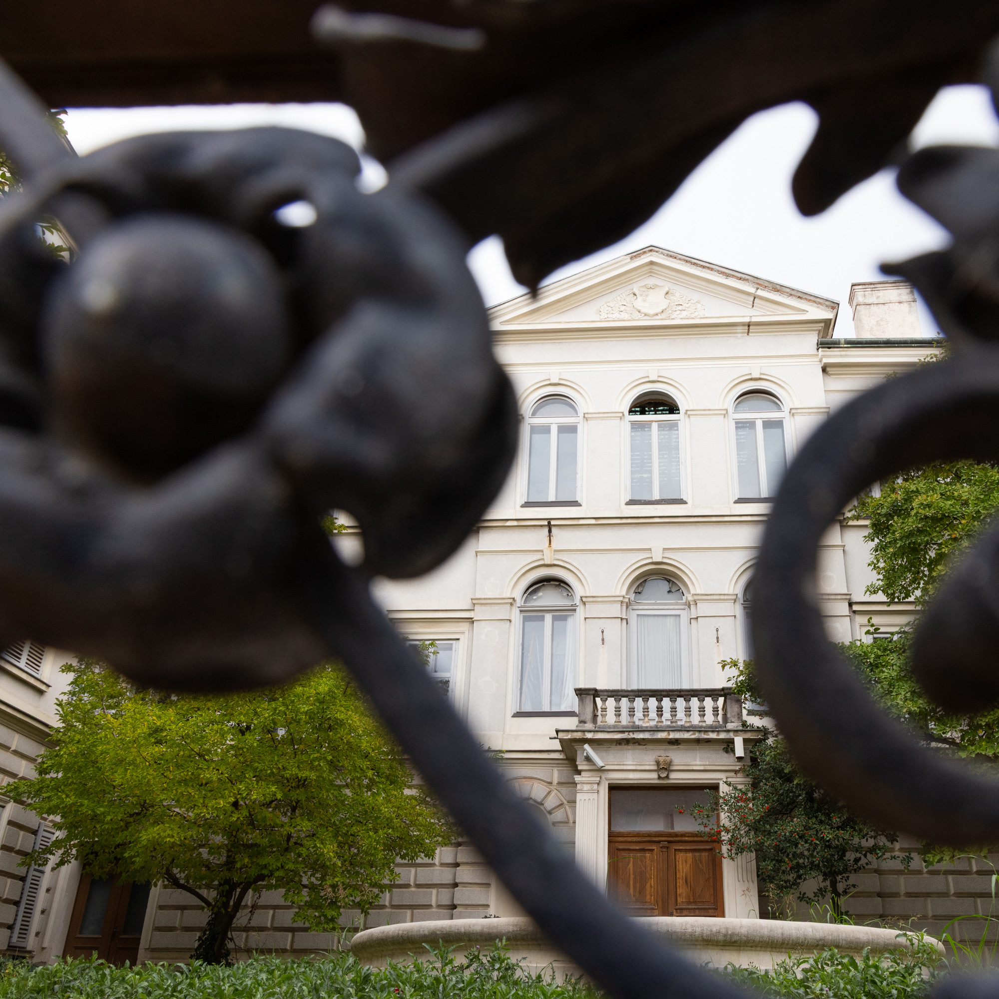 U ovoj palači Tuđman je pod zlatom i freskama šefovao komunističkim institutom