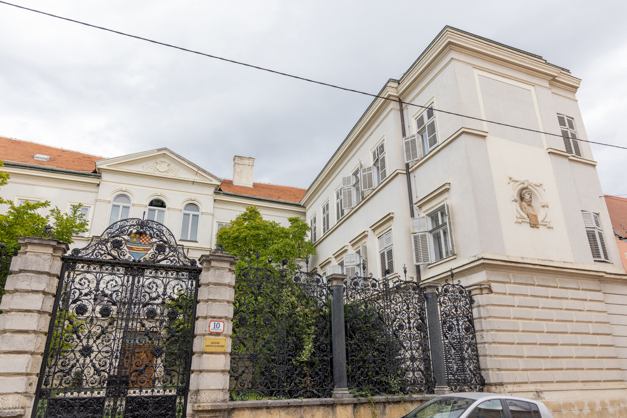 U ovoj palači Tuđman je pod zlatom i freskama šefovao komunističkim institutom
