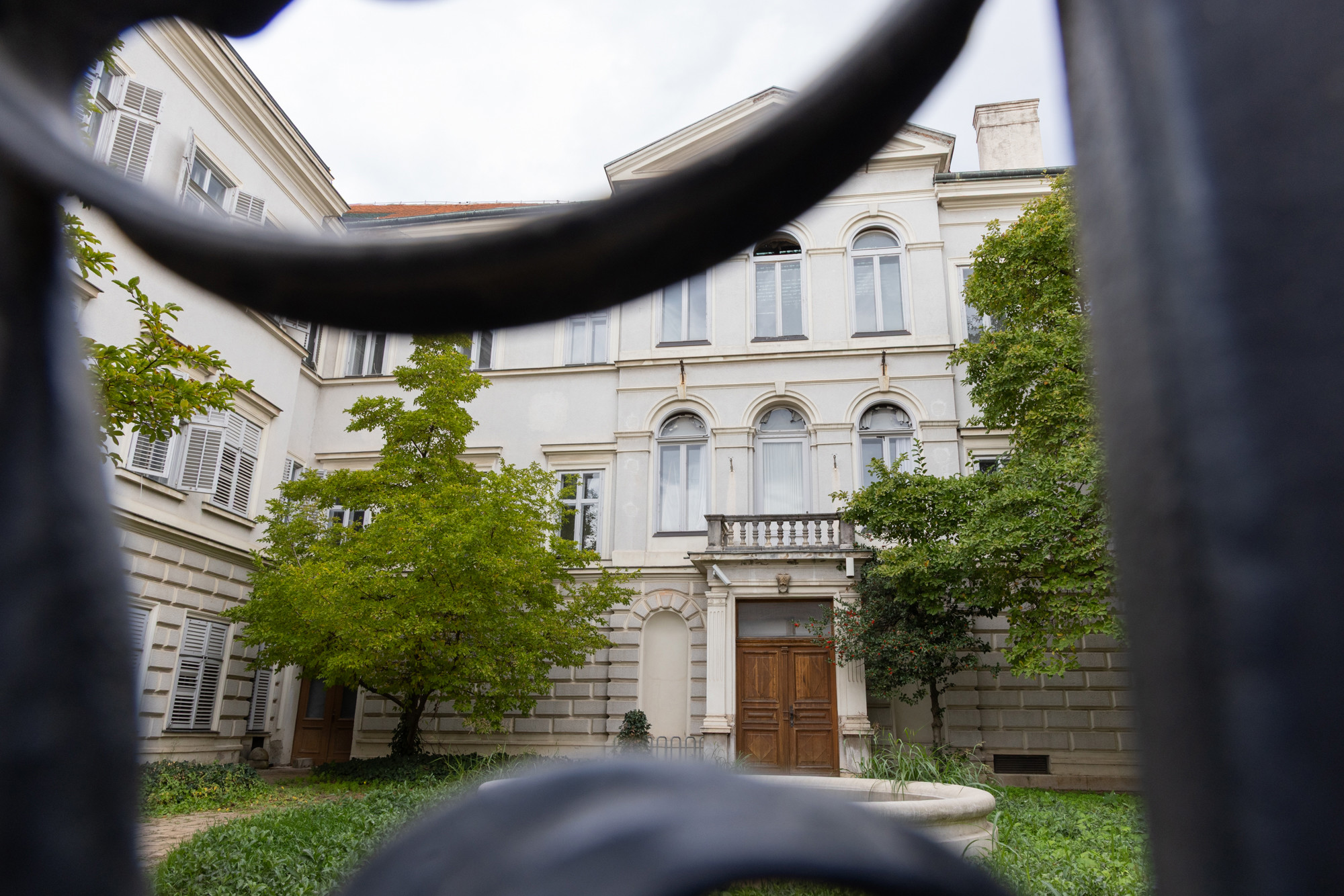 U ovoj palači Tuđman je pod zlatom i freskama šefovao komunističkim institutom