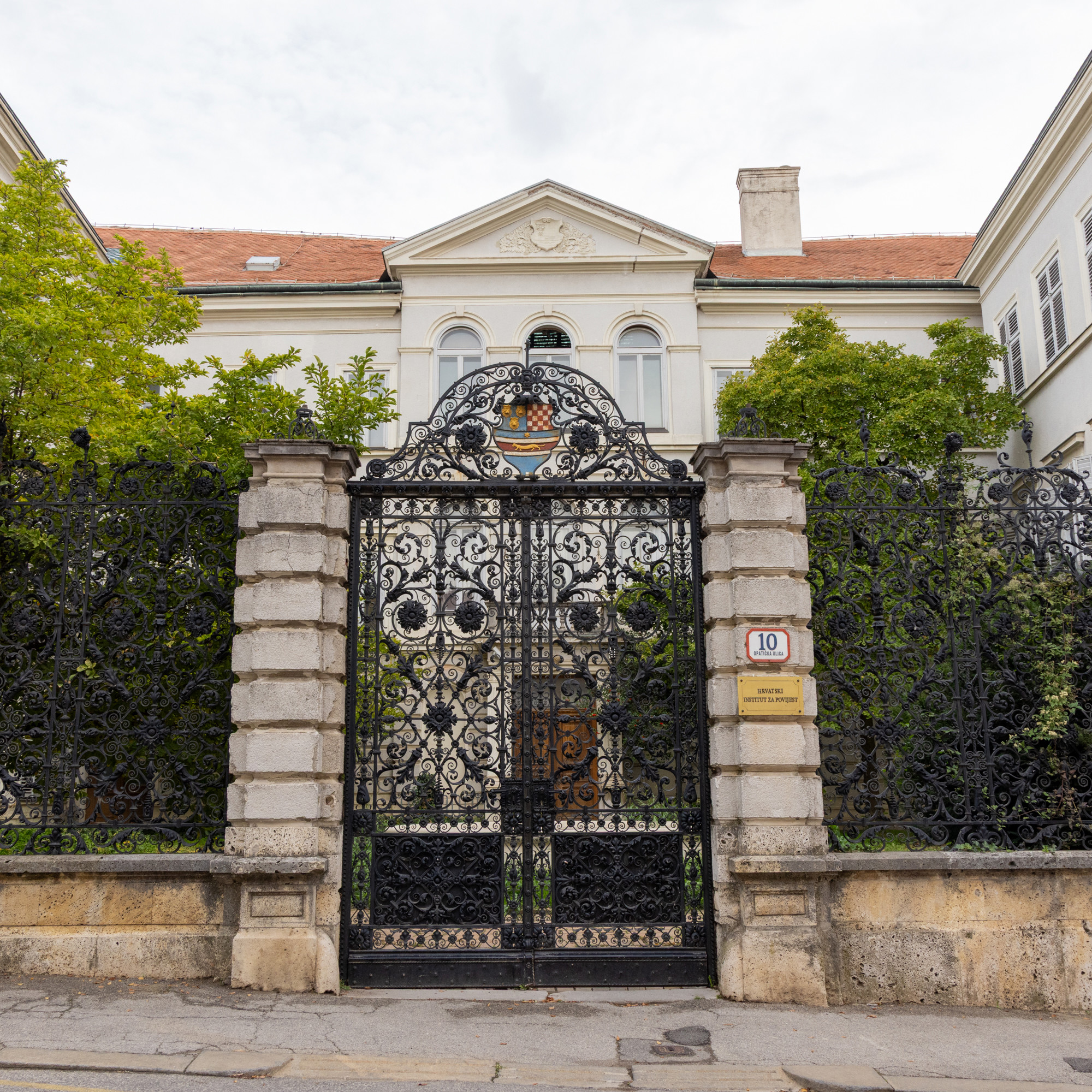 U ovoj palači Tuđman je pod zlatom i freskama šefovao komunističkim institutom