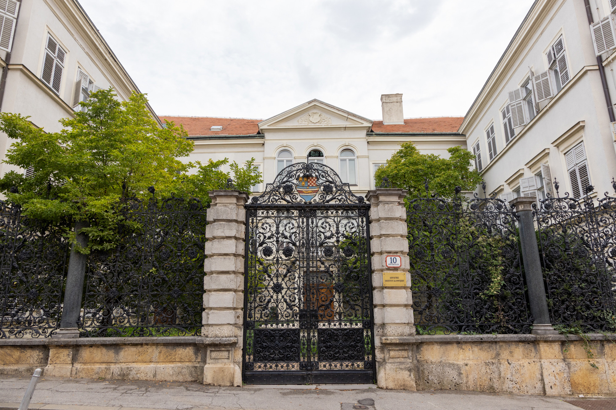 U ovoj palači Tuđman je pod zlatom i freskama šefovao komunističkim institutom