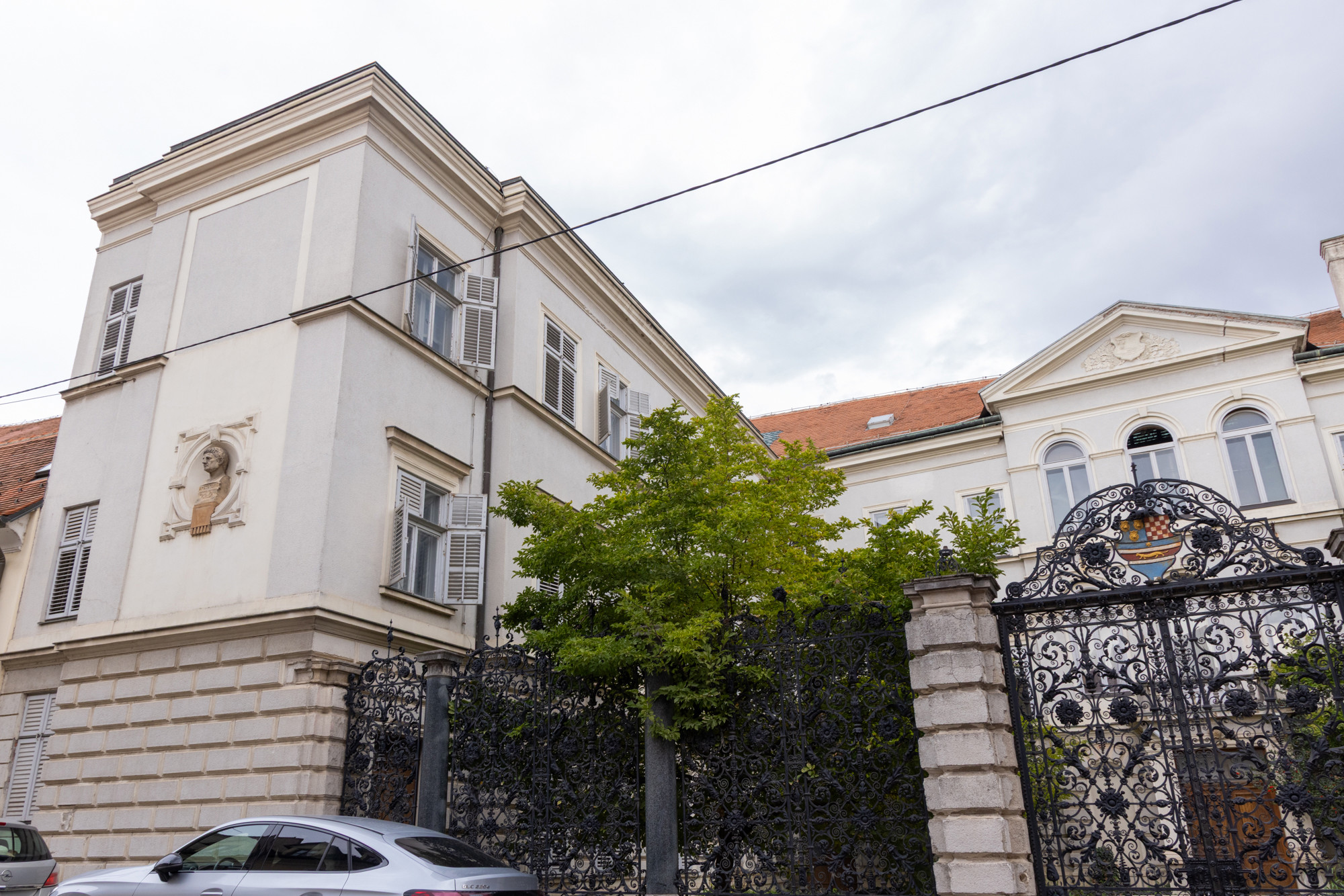 U ovoj palači Tuđman je pod zlatom i freskama šefovao komunističkim institutom