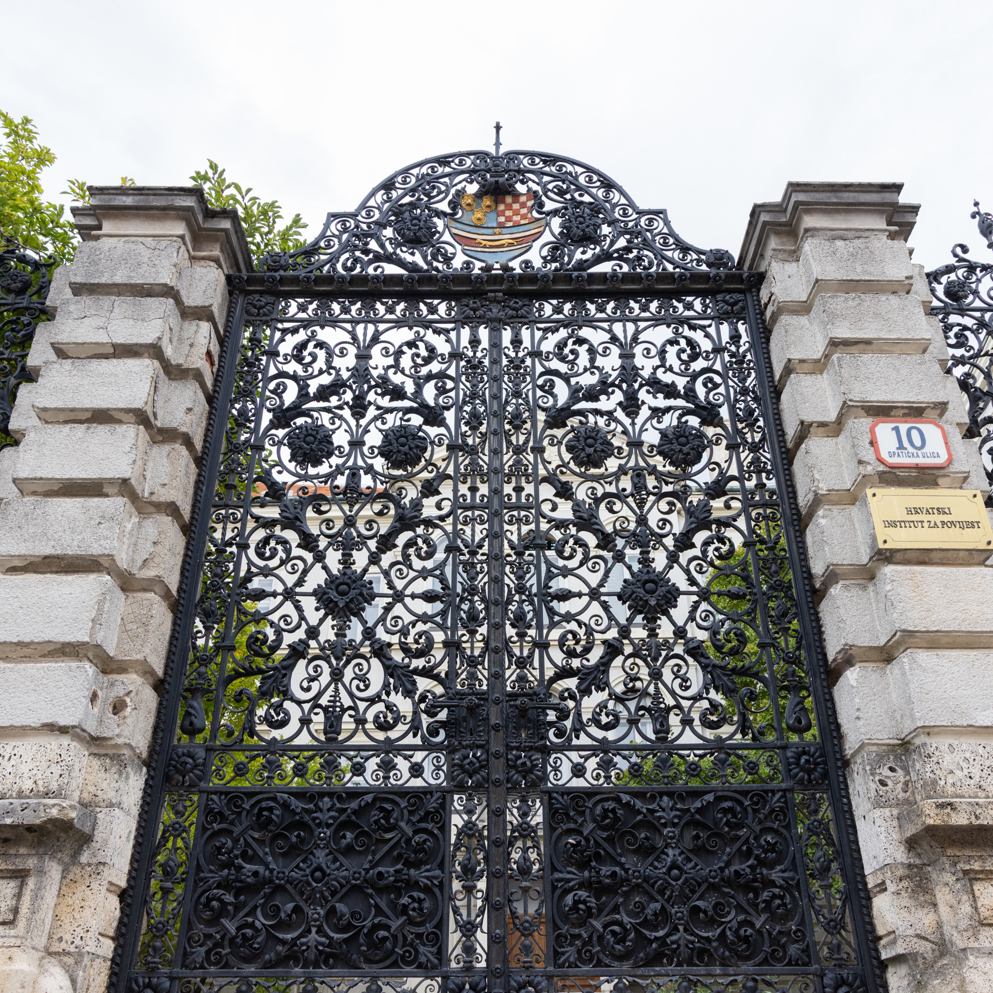 U ovoj palači Tuđman je pod zlatom i freskama šefovao komunističkim institutom