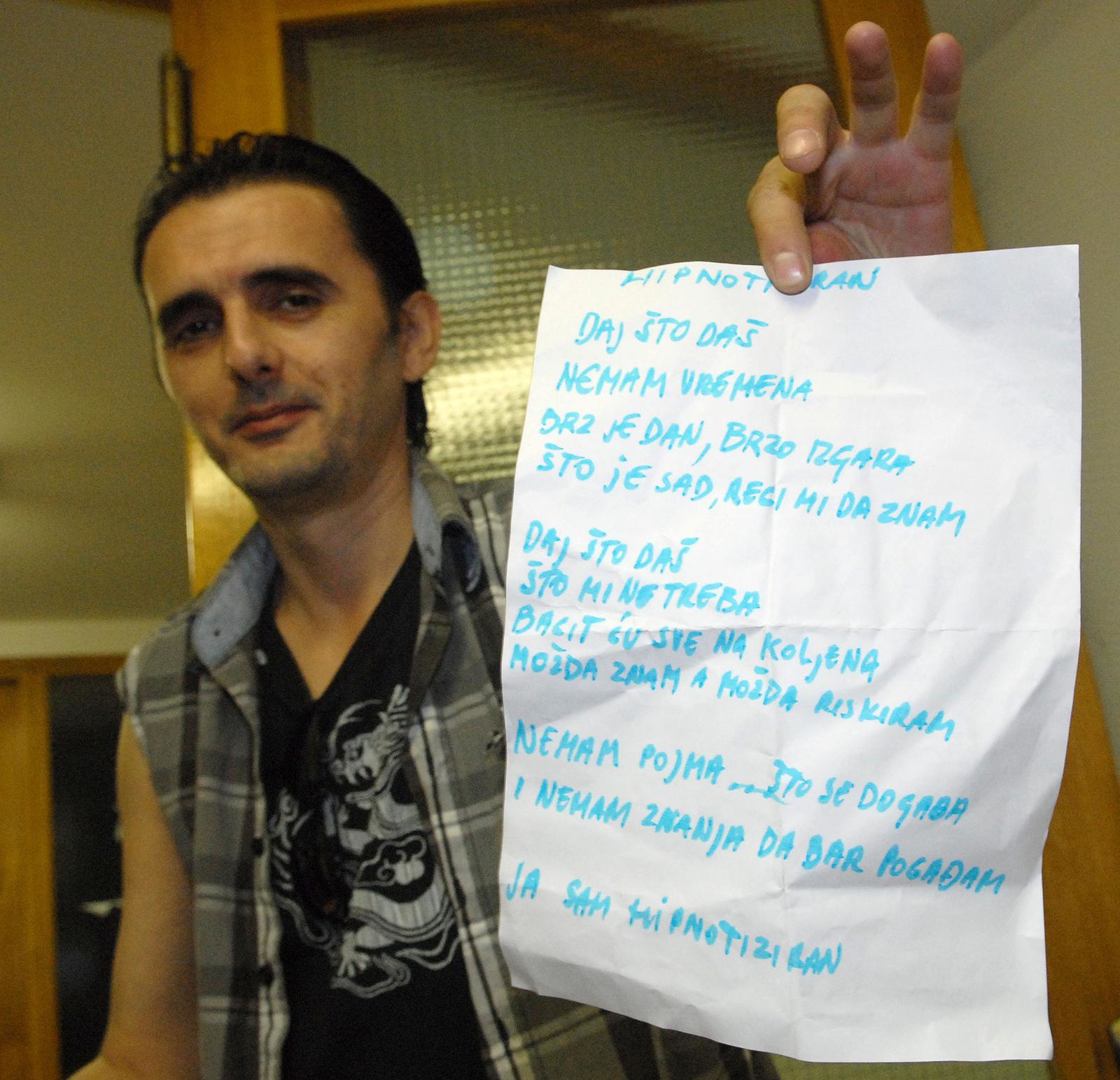 Na prvoj večeri Porina održan je Tribute to Dino Dvornik. Goran Bare iza scene je uvjezbavao tekst. 7.5.2009.