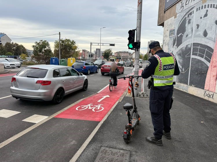 Policija zaustavljala bicikliste i vozače romobila u Zagrebu. Oduzela pet romobila