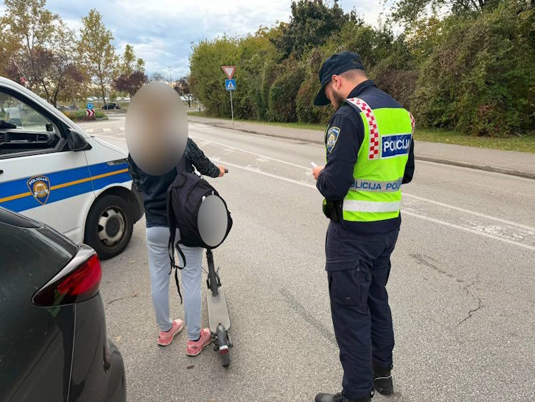 Policija zaustavljala bicikliste i vozače romobila u Zagrebu. Oduzela pet romobila