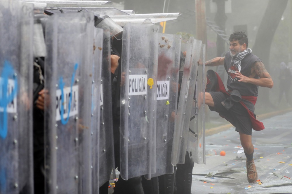FOTO Tisuće ljudi na ulicama Meksika zbog prljave vode. Sukobili se s policijom