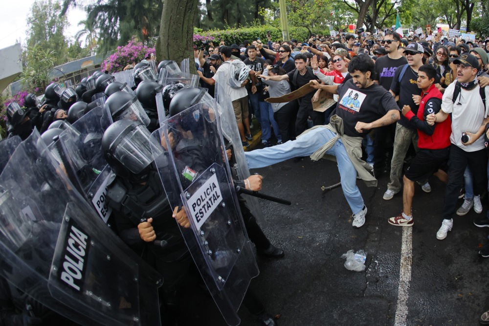 FOTO Tisuće ljudi na ulicama Meksika zbog prljave vode. Sukobili se s policijom