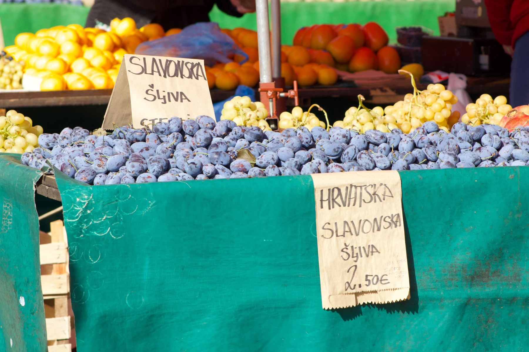 Kesteni, mandarine i buče stigli na zagrebačke tržnice. Pogledajte cijene